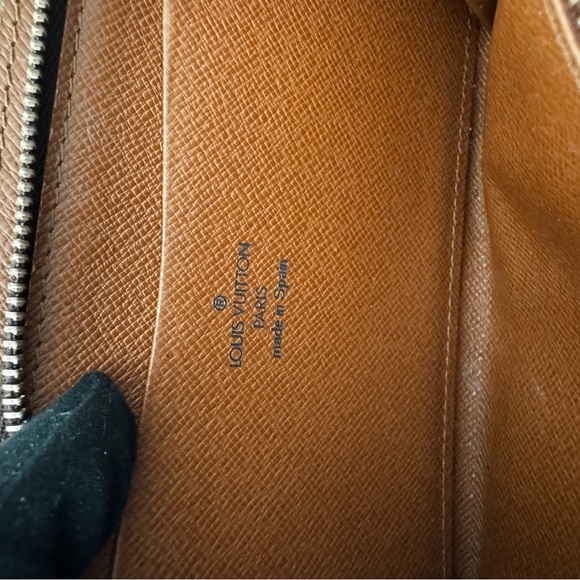 - Louis Vuitton Monogram Porte Monnaie
Zippy Long Wallet/Preloved 1998 - Picture 12 of 17